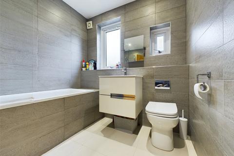 25 Ashvale Gardens, Romford, RM5 3QA