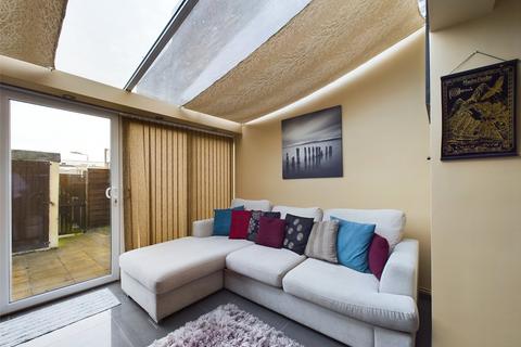 7 Honeysuckle Close, Romford, RM3 8XH