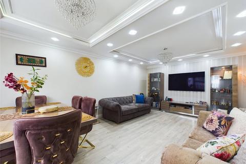 2a Chestnut Glen, Hornchurch, RM12 4HL