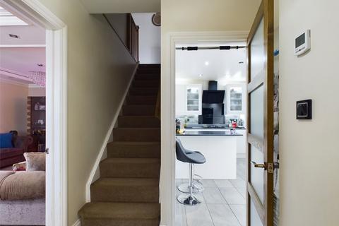 2a Chestnut Glen, Hornchurch, RM12 4HL