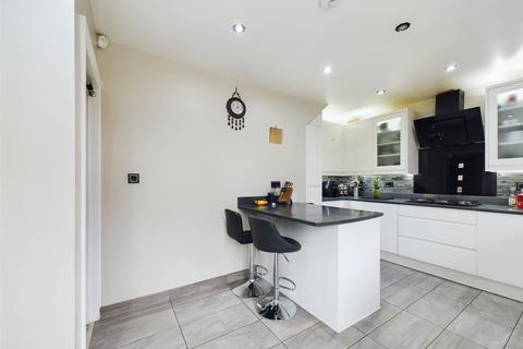 2a Chestnut Glen, Hornchurch, RM12 4HL