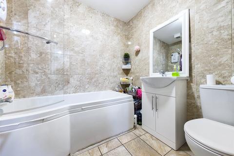 2 bedroom flat for sale, Western Road, Romford RM1