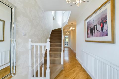 107 Pettits Lane, Romford, RM1 4ER