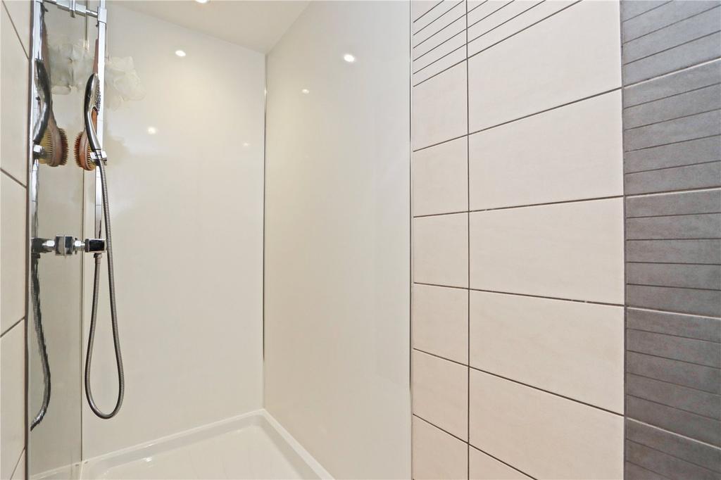 En Suite Shower Pic2
