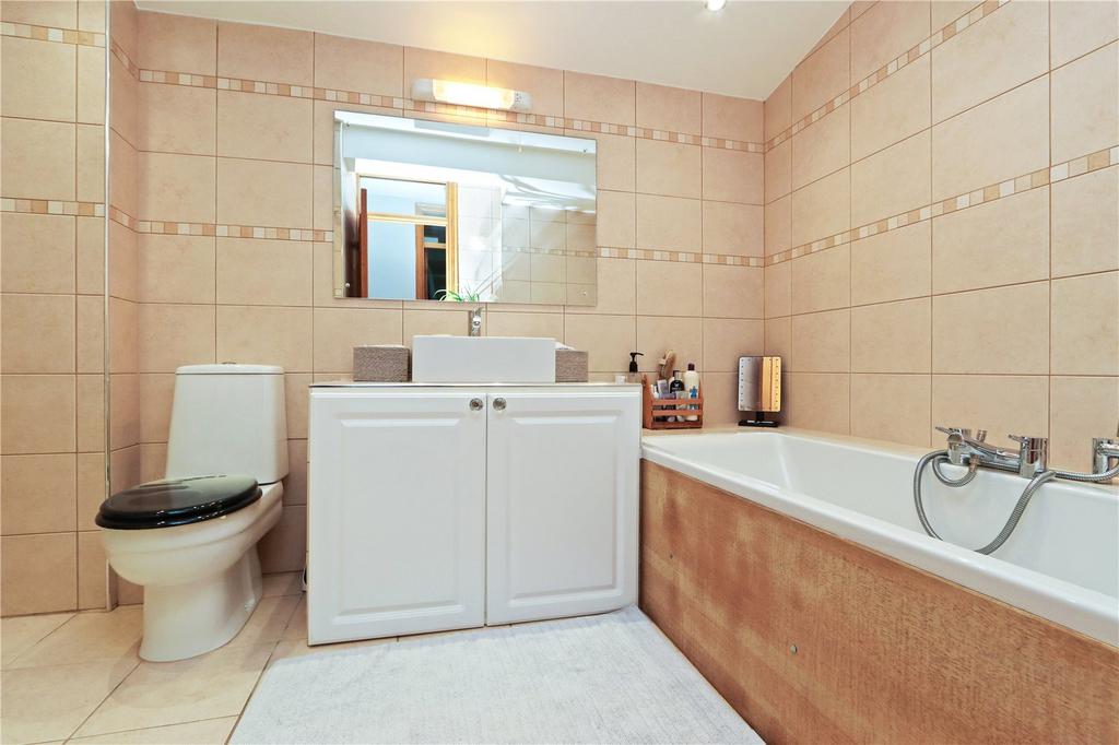 Main Bathroom Pic 1