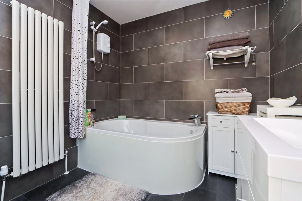 En Suite Bath Pic 2
