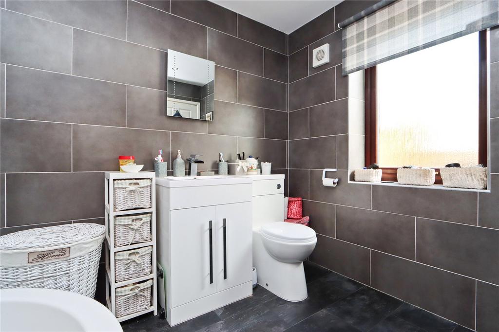 En Suite Bath Pic 3