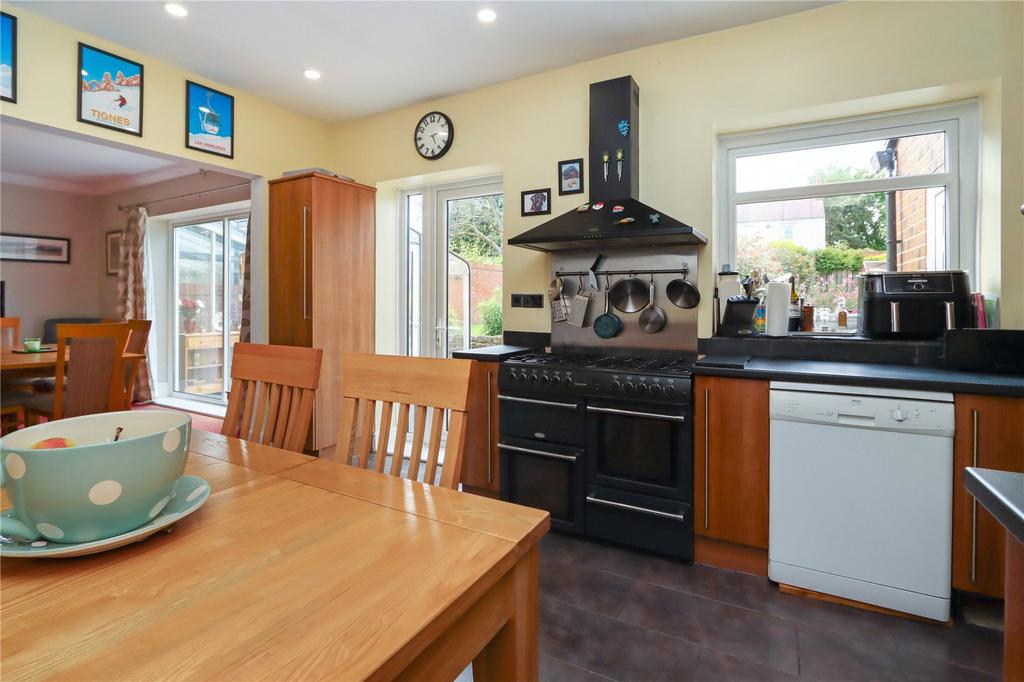 Kitchen Diner Pic 3