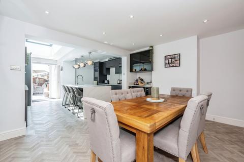 25 Brompton Lane, Rochester, ME2 3BQ