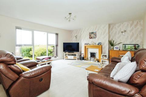 4 bedroom bungalow for sale, Hillside Avenue, Oldham OL2