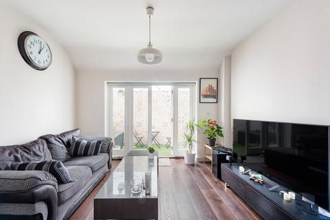 2 bedroom flat for sale, Reynolds Road, London W4