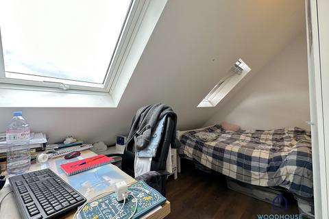 2 bedroom flat to rent, Woodhouse Road, London N12