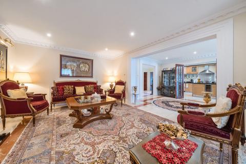 19 Heathcroft, London, W5 3BY