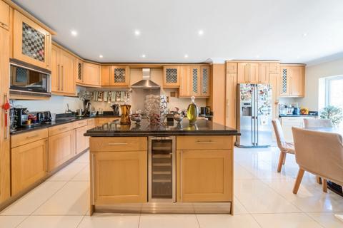 19 Heathcroft, London, W5 3BY