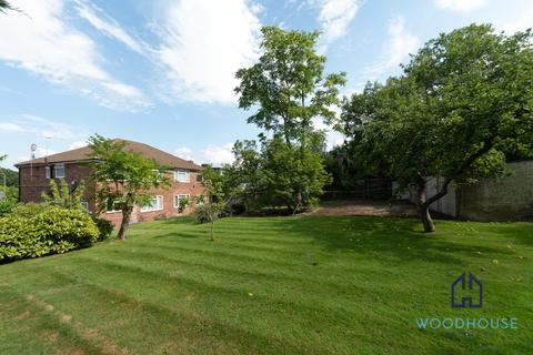 2 bedroom flat to rent, Ashurst Road, London N12