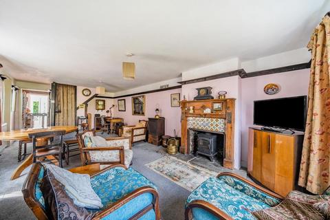 171 Vicarage Road, Sunbury-on-thames, TW16 7TT