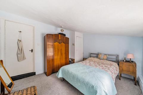 171 Vicarage Road, Sunbury-on-thames, TW16 7TT