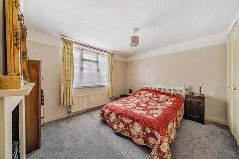 171 Vicarage Road, Sunbury-on-thames, TW16 7TT