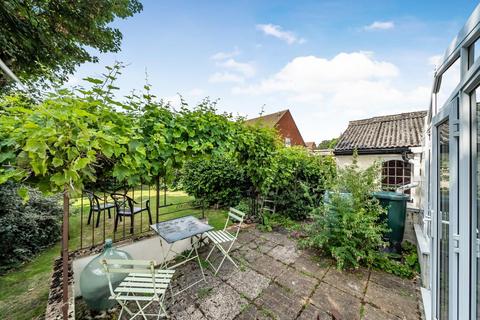 171 Vicarage Road, Sunbury-on-thames, TW16 7TT