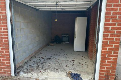 Garage to rent, Hurworth Avenue, Slough SL3