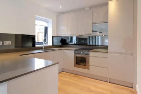 2 bedroom house to rent, Edeleny Close, London N2