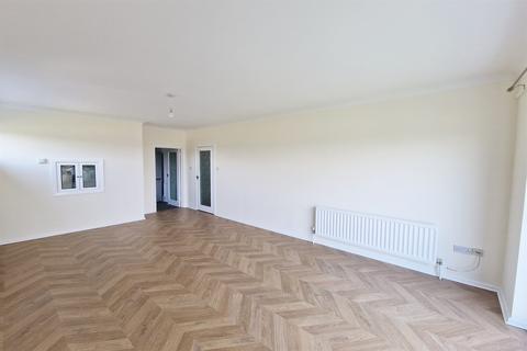 2 bedroom flat to rent, Broadstone