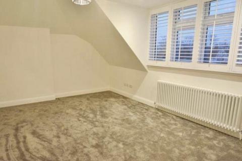 3 bedroom apartment to rent, The Avenue, Bushey