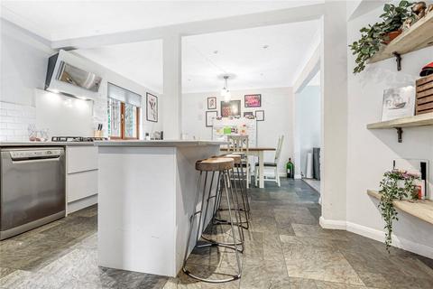 24 Drakes Close, Esher, KT10 8PQ