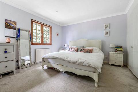 24 Drakes Close, Esher, KT10 8PQ