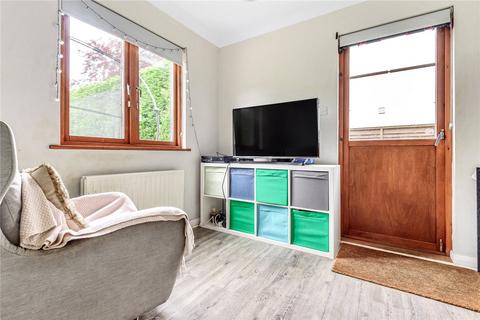 24 Drakes Close, Esher, KT10 8PQ