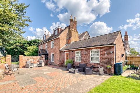 4 bedroom semi-detached house to rent, Field Common Lane, Walton on Thames.