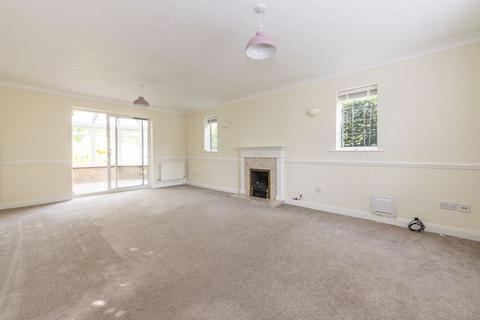 17 Calvert Close, Uckfield, TN22 2BZ
