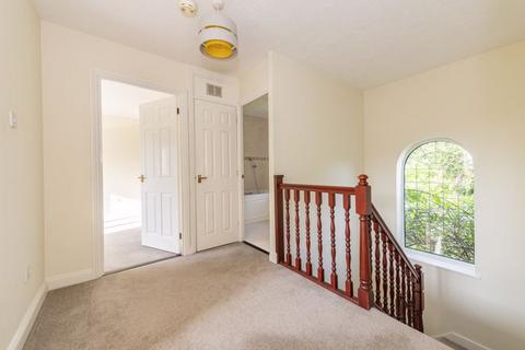 17 Calvert Close, Uckfield, TN22 2BZ