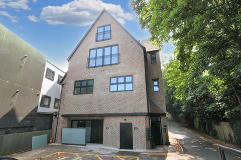 2 bedroom apartment to rent, WOLSEY ROAD, ESHER KT10