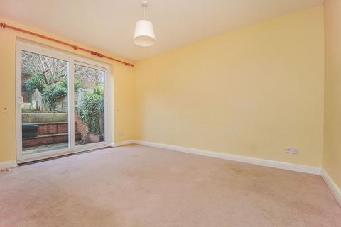 2 bedroom flat to rent, Mill Vale, Bromley BR2