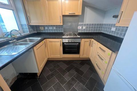 3 bedroom semi-detached house to rent, Hayle Road, Greater Manchester OL1