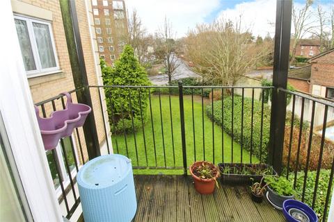 2 bedroom flat for sale, The Dell, Hampshire SO15