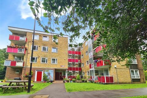 3 bedroom flat to rent, Macarthur Crescent, Hampshire SO18