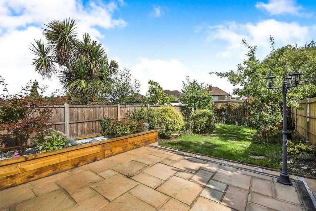 Hunters Road, Chessington KT9 3 bed end of terrace house for sale £