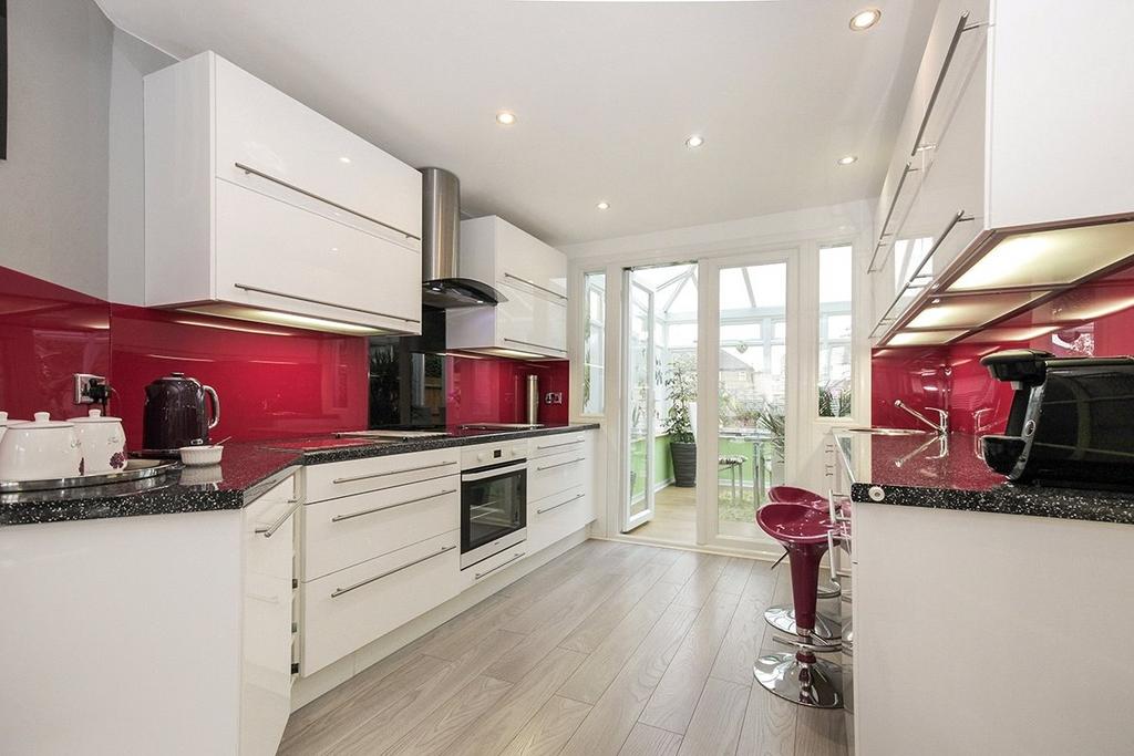 Hunters Road, Chessington KT9 3 bed end of terrace house for sale £