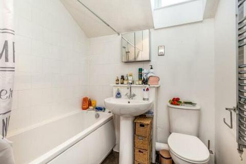 Flat 3, Dorchester House Hasletts Close, Tunbridge Wells, TN1 2EE