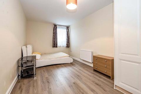 2 bedroom flat for sale, Queen Marys Avenue, Hertfordshire WD18