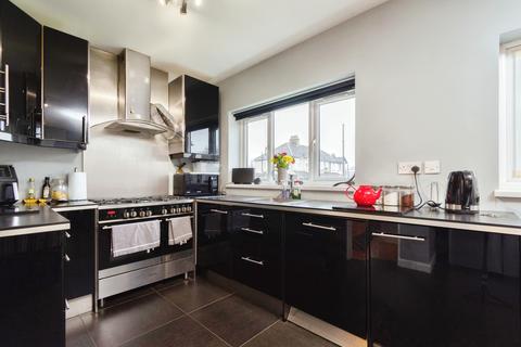 35 Gomshall Avenue, Wallington, SM6 8NY