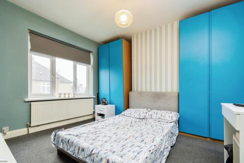 35 Gomshall Avenue, Wallington, SM6 8NY