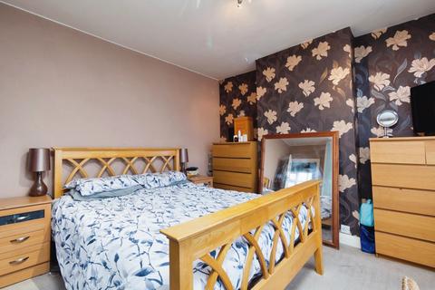 35 Gomshall Avenue, Wallington, SM6 8NY