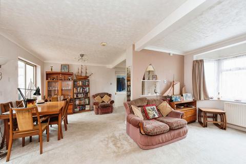 4 bedroom end of terrace house for sale, Hall Farm Drive, Whitton, Twickenham TW2