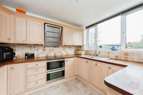 4 bedroom end of terrace house for sale, Hall Farm Drive, Whitton, Twickenham TW2