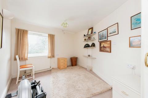 87 Hall Farm Drive, Twickenham, TW2 7PG