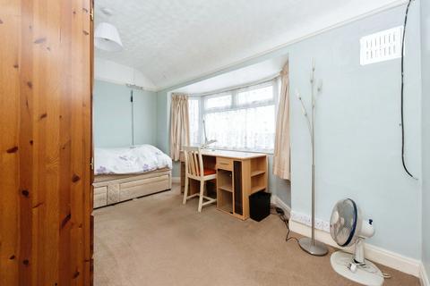 87 Hall Farm Drive, Twickenham, TW2 7PG