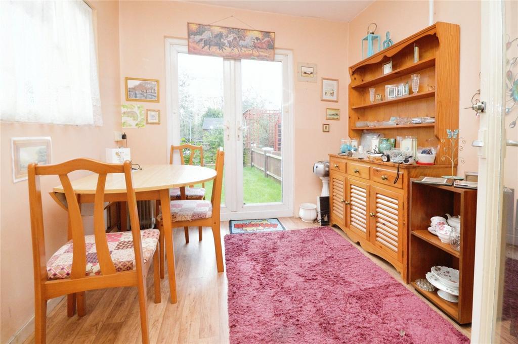 Redfern Avenue, Hounslow TW4 2 bed for sale £300,000